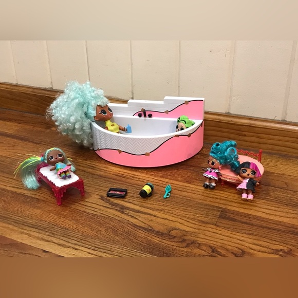 L.O.L. Surprise! LOL OMG Dolls Spa Day
Large Doll Spa Bathtub, Bed, Lounge Chair - Picture 3 of 15